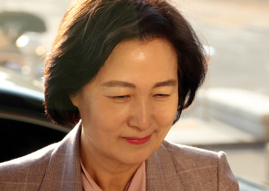 출근하는 추미애 법무부 장관      (과천=연합뉴스) 정하종 기자 = 추미애 법무부 장관이 20일 오전 경기도 정부과천청사 법무부로 출근하고 있다. 2020.1.20      chc@yna.co.kr  (끝)